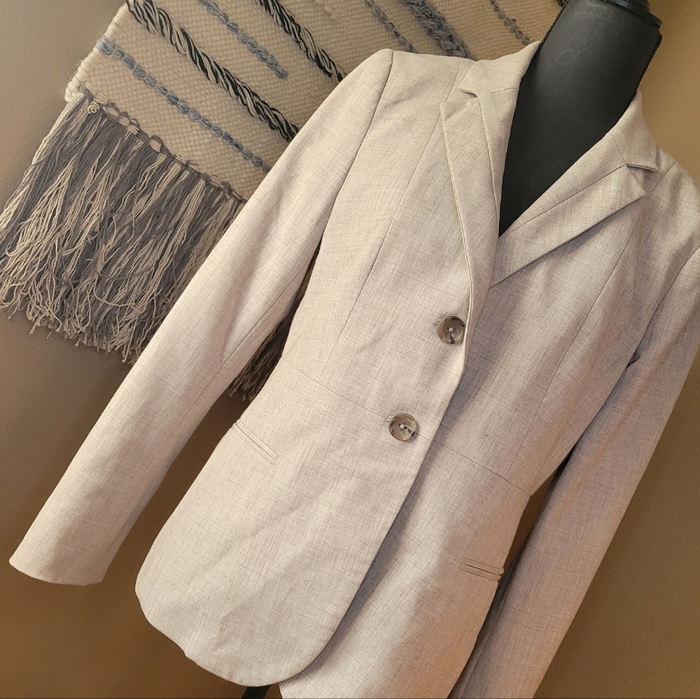 Banana Republic Cream/Light Tan Blazer Size 8 Like New Condition.